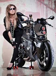 Стильная девушка и мотоцикл