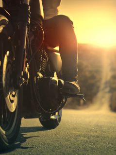 Мотоциклист, дорога и закат
