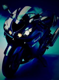 Мотоцикл в полумраке