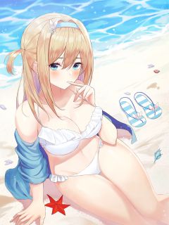 Задумчивая аниме девушка на пляже