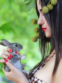 Девушка и кролик