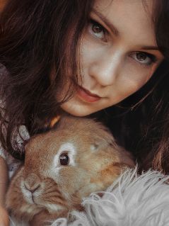 Брюнетка и кролик