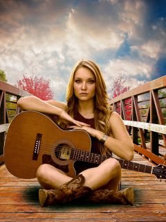 Серьезная девушка с гитарой на мостике