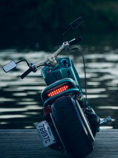 Крутой мотоцикл у озера