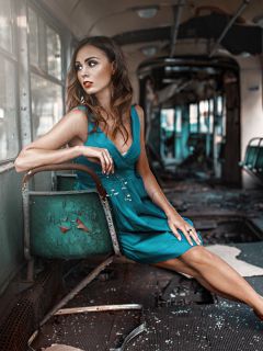 Девушка в старом троллейбусе