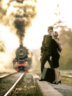 Влюбленные: солдат и женщина. И паровоз.
