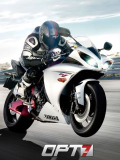 Мотогонщик на белой Yamaha
