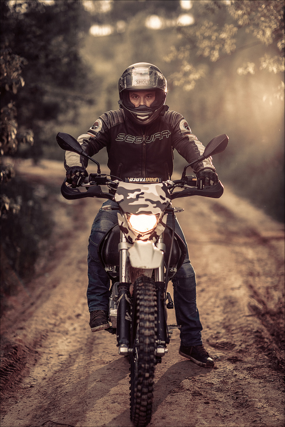 Мотоциклист на грунтовой дороге