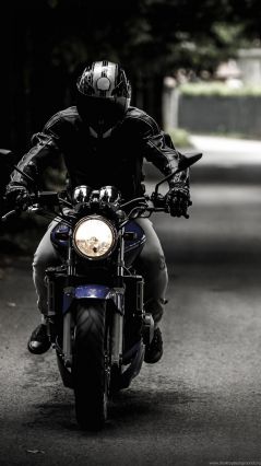 В черном на черном мотоцикле