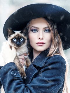 Девушка в шляпе и сиамский котёнок