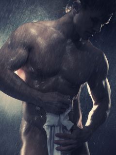 Накаченное мужское тело в дождь