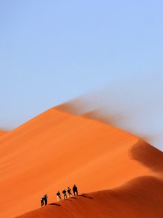 Люди в пустыне