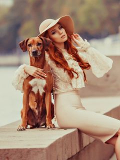 Пёс и девушка в шляпе