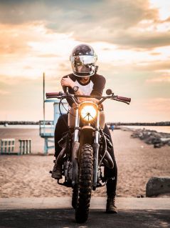 На мотоцикле у вечернего пляжа