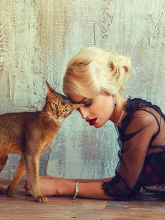 Печальная блондинка и ласка кошки