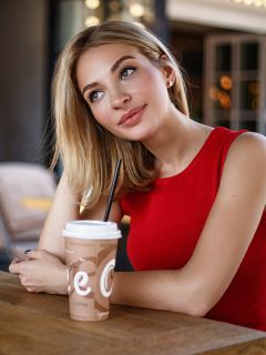 Красивая девушка с кофе