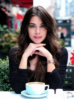 Милая девушка с чашкой кофе