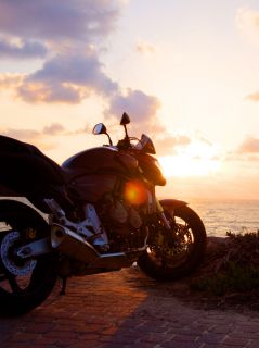 Мотоцикл у моря на закате