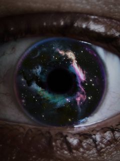 Глаз с отражением космоса