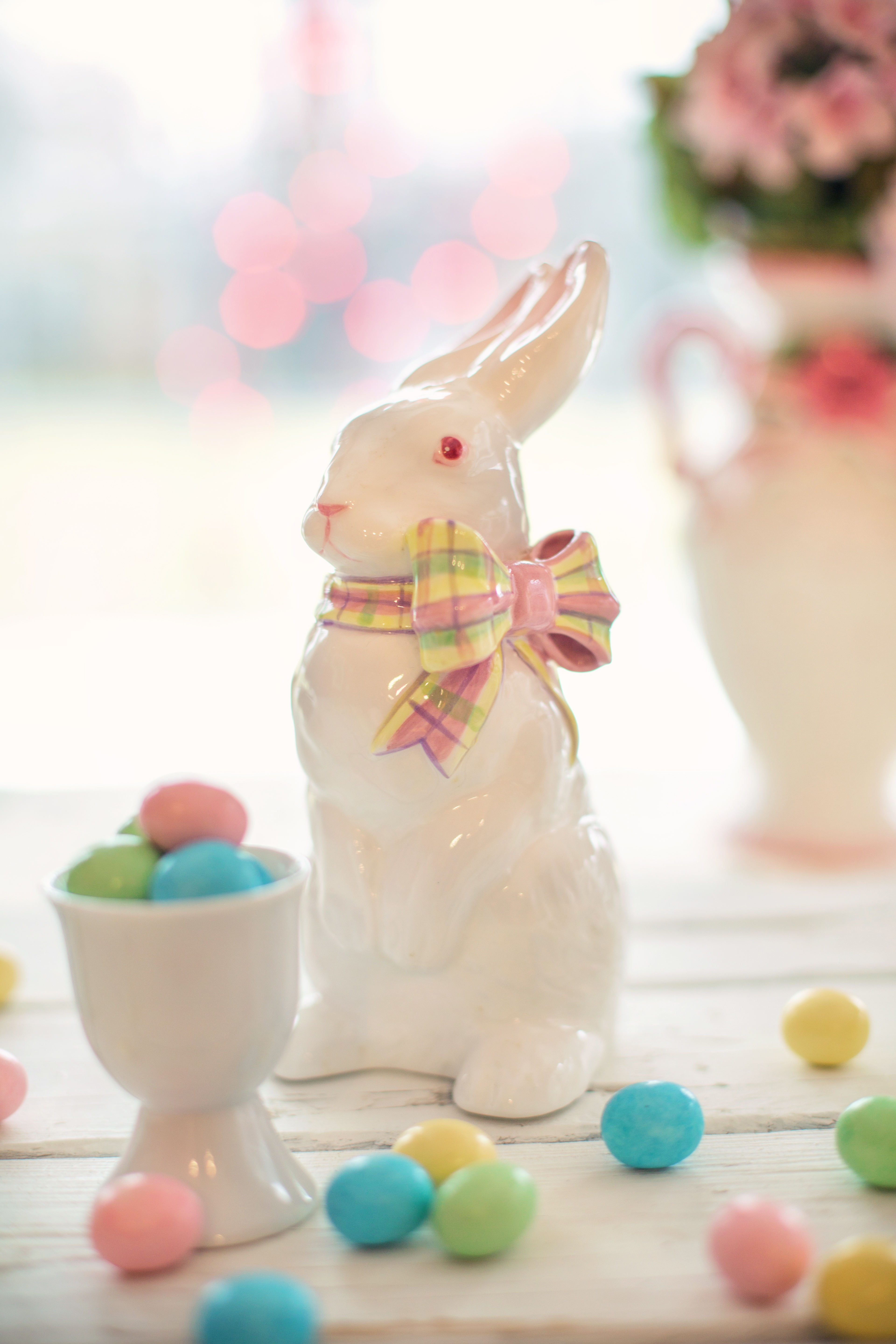 Керамический кролик и конфеты