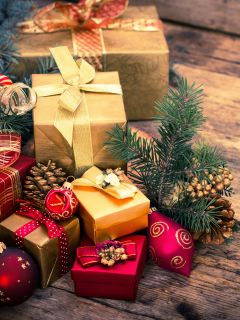 Рождественские подарки и ёлочный декор