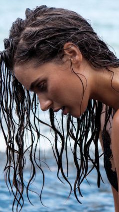 Девушка с мокрыми волосами в профиль
