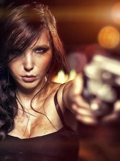 Девушка с направленным пистолетом