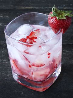 Клубничный коктейль в стакане со льдом