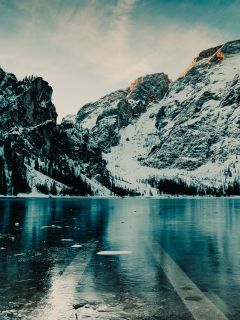 Ледяное горное озеро