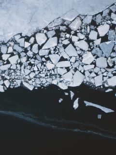 Ледник и осколки на воде
