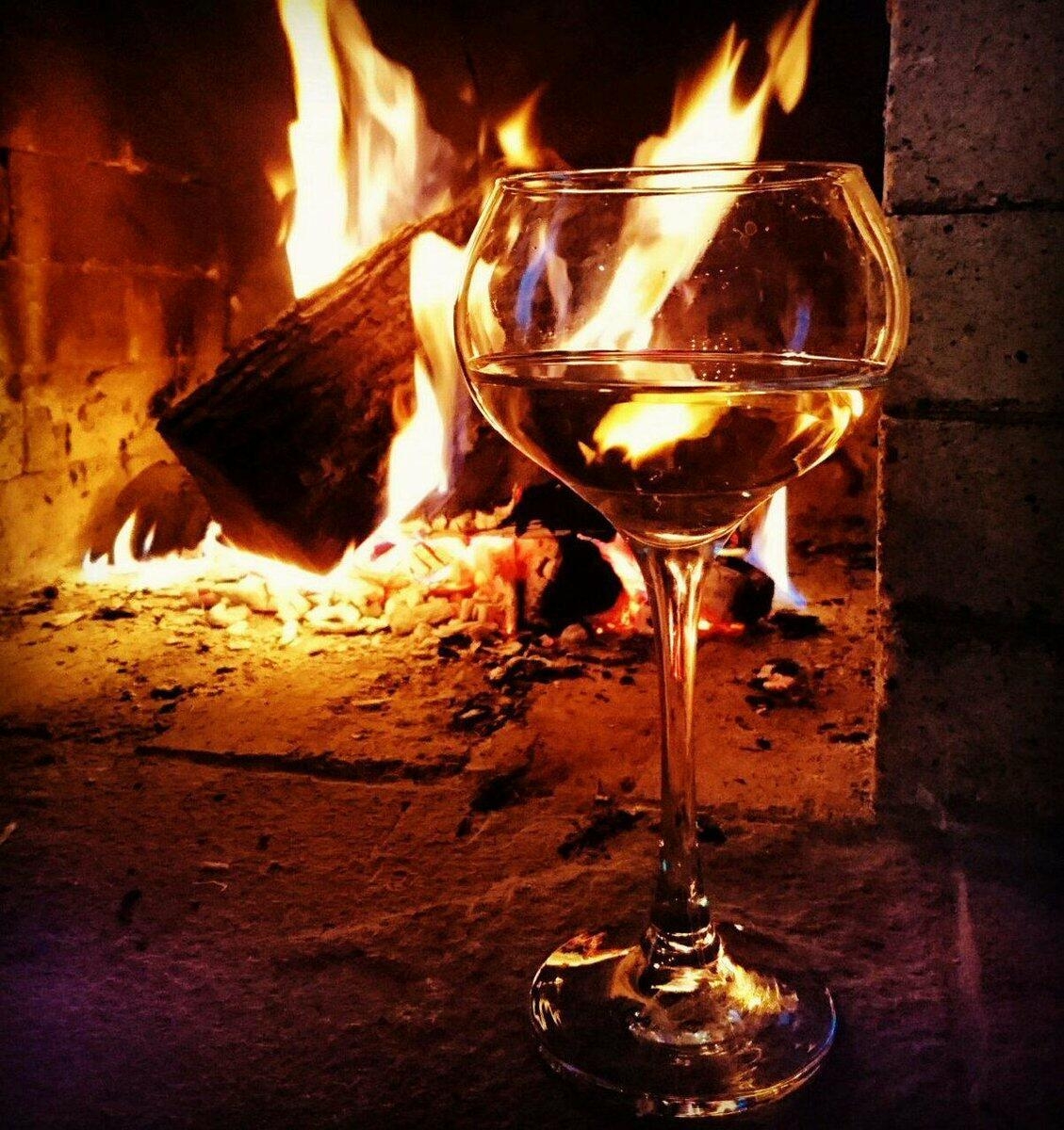 Бокал вина огонь. Камин вино. Огонь в камине. Камин вино романтика. Вечер камин вино.