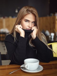 Красивая девушка в свитере