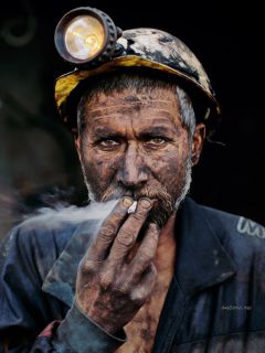 Курящий шахтер