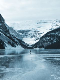 Человек на льду горного озера