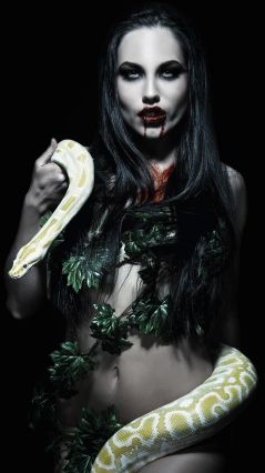 Ева - вампирша со змеем