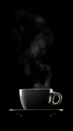 Чашка черного кофе в полумраке