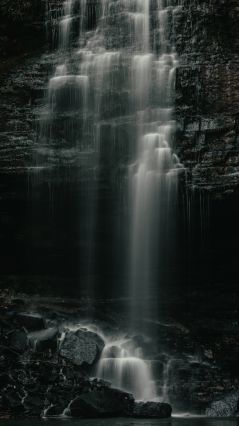 Фото монохромного каскадного водопада