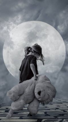 Девочка с мишкой на фоне Луны
