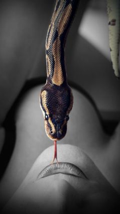 Змея у женских губ