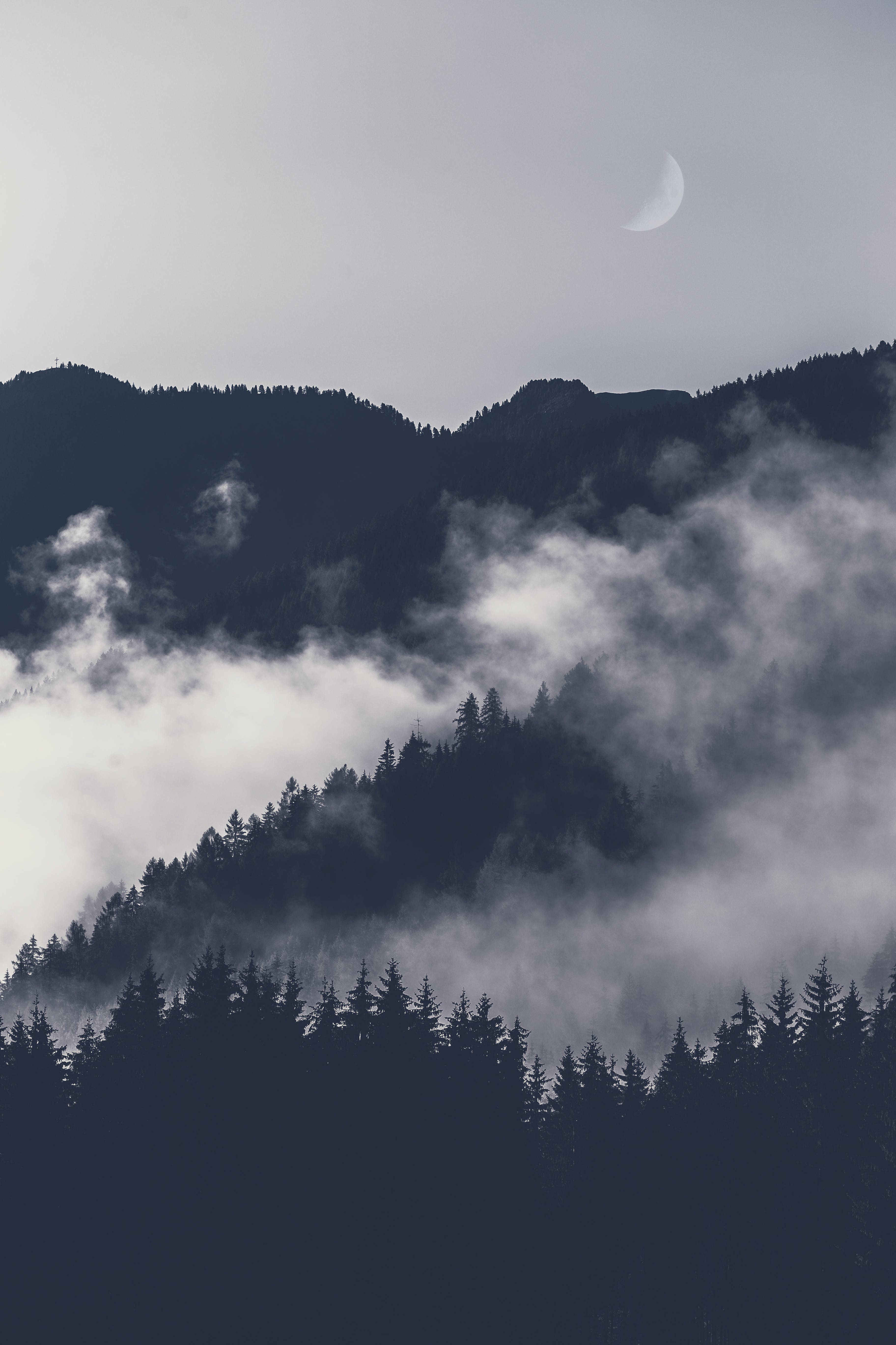 Фотография горы, покрытой туманом