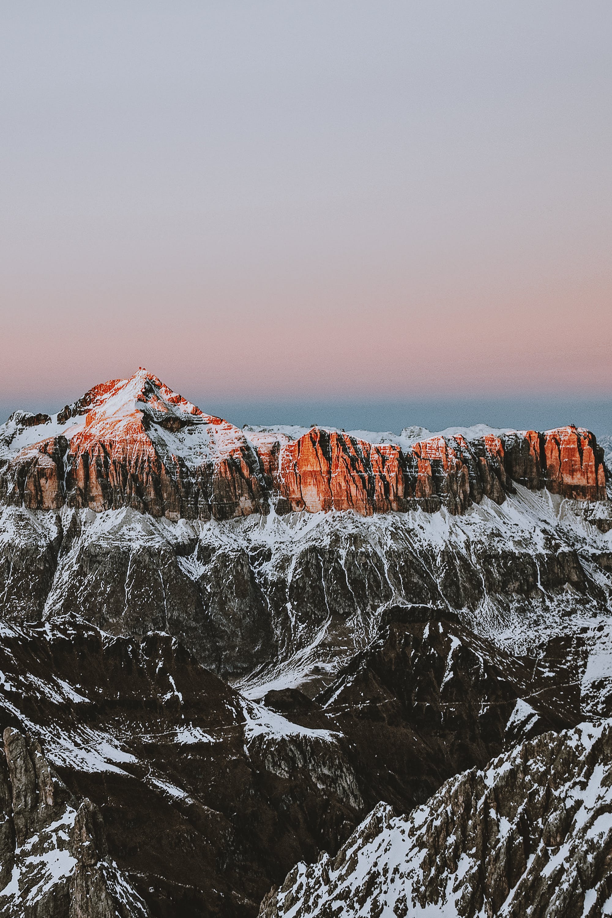 Фотография горы во время восхода солнца
