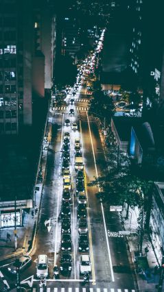 Автомобили на черной асфальтовой дороге в ночное время