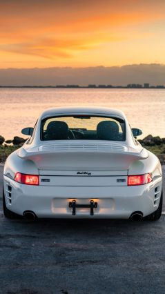 Белый Porsche 1998 у воды