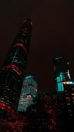 Возвышающиеся небоскребы ночного города