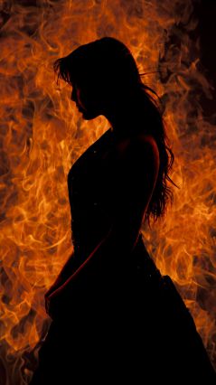 Девушка на фоне пламени