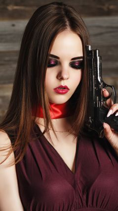 Девушка в бордовом с пистолетом