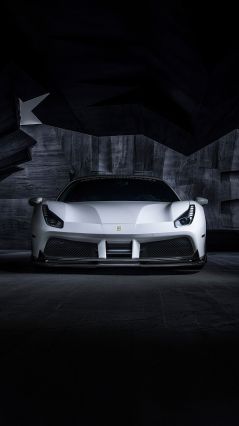 Крутая белая машина во мраке