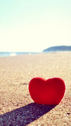 Сердечко в песке летнего пляжа