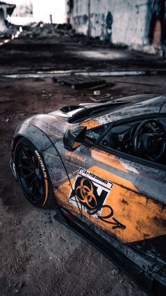 Тачка McLaren в развалинах